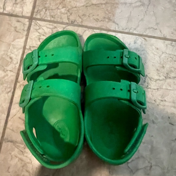 Cat & Jack Green Flip Flops with Molded Footbed - Picture 1 of 3